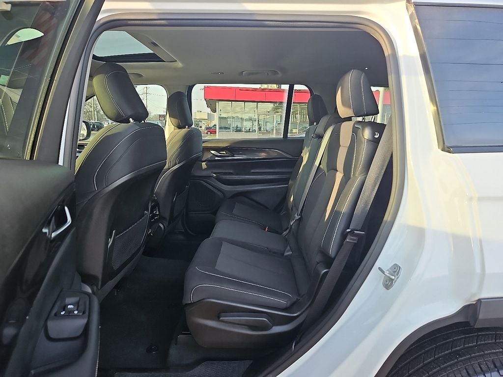 2023 Jeep Grand Cherokee L Laredo 4x4