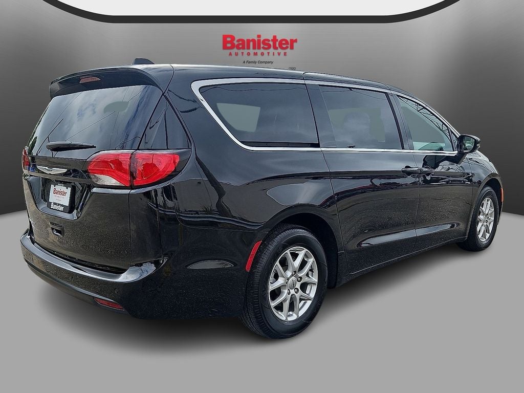 2025 Chrysler Voyager LX