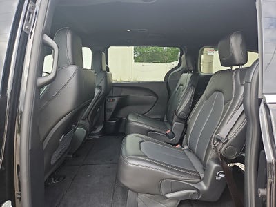 2025 Chrysler Voyager LX