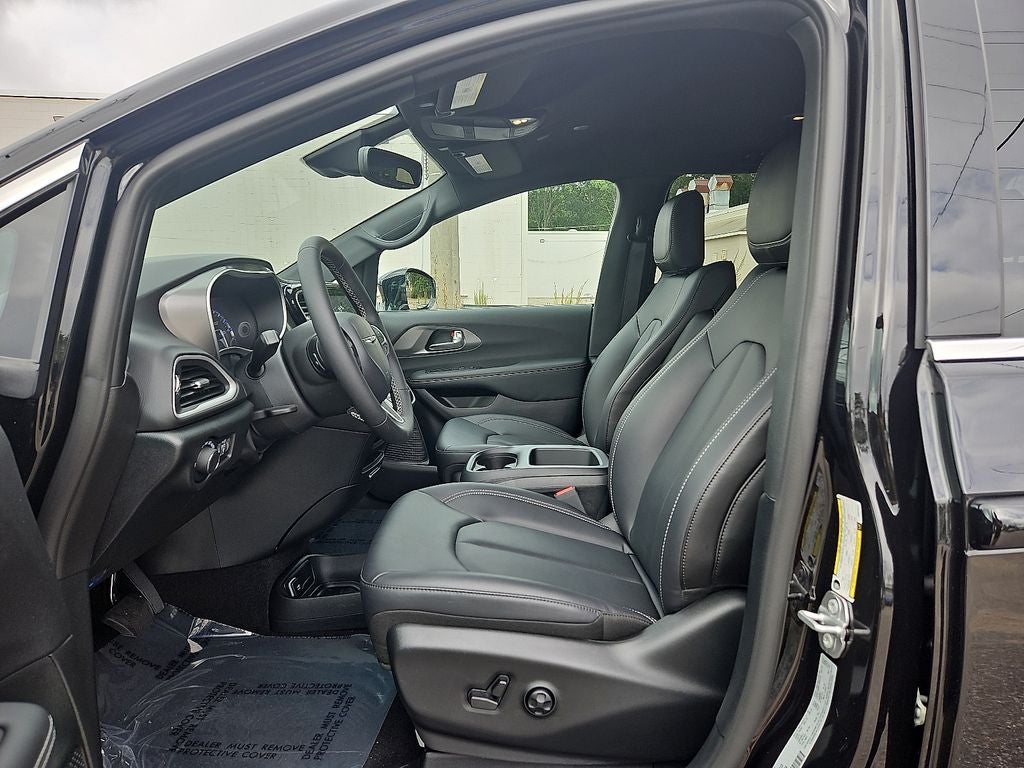 2025 Chrysler Voyager LX