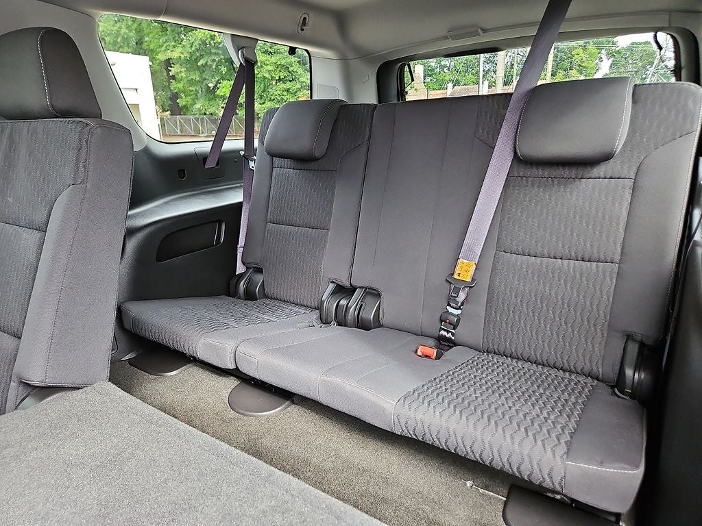 2016 Chevrolet Suburban LS - Photo 11