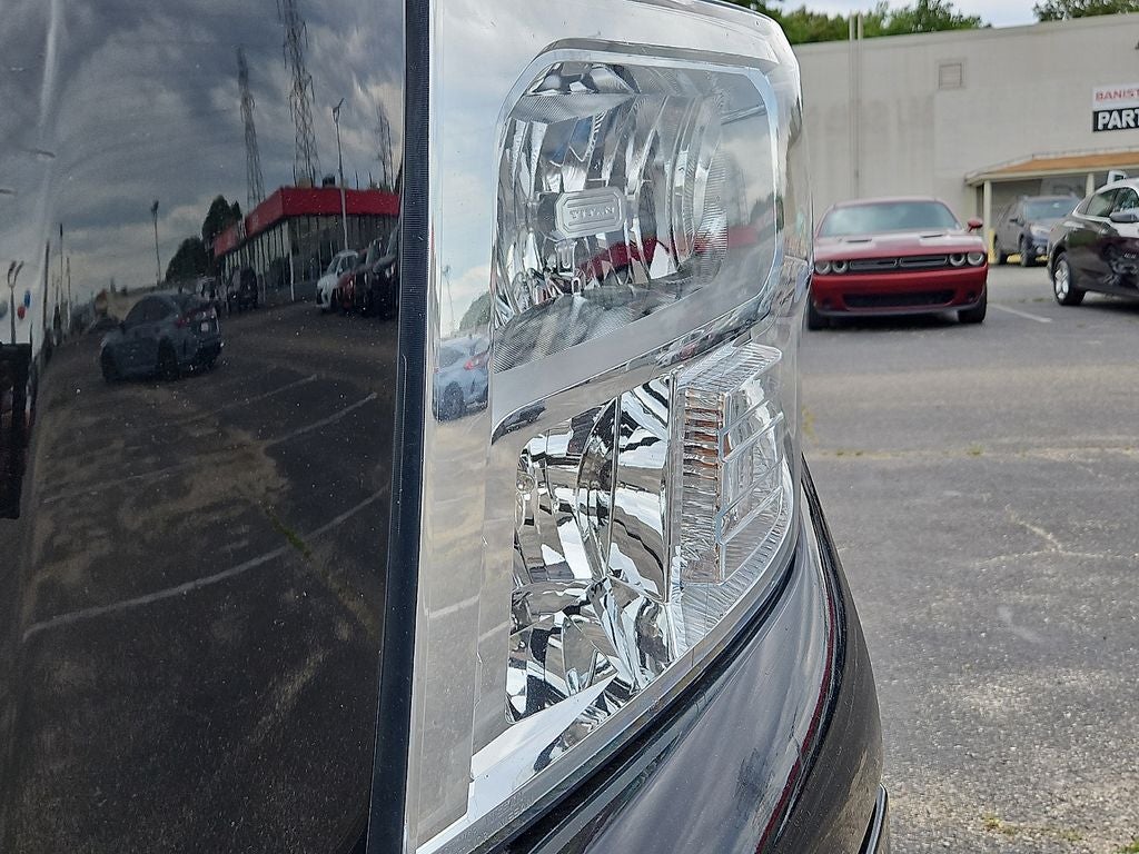 2022 Nissan Titan SV