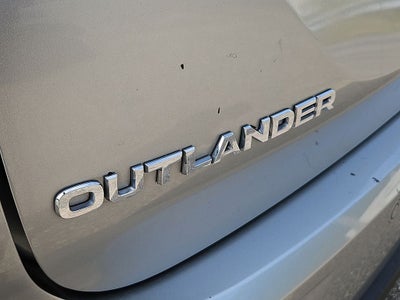 2022 Mitsubishi Outlander ES